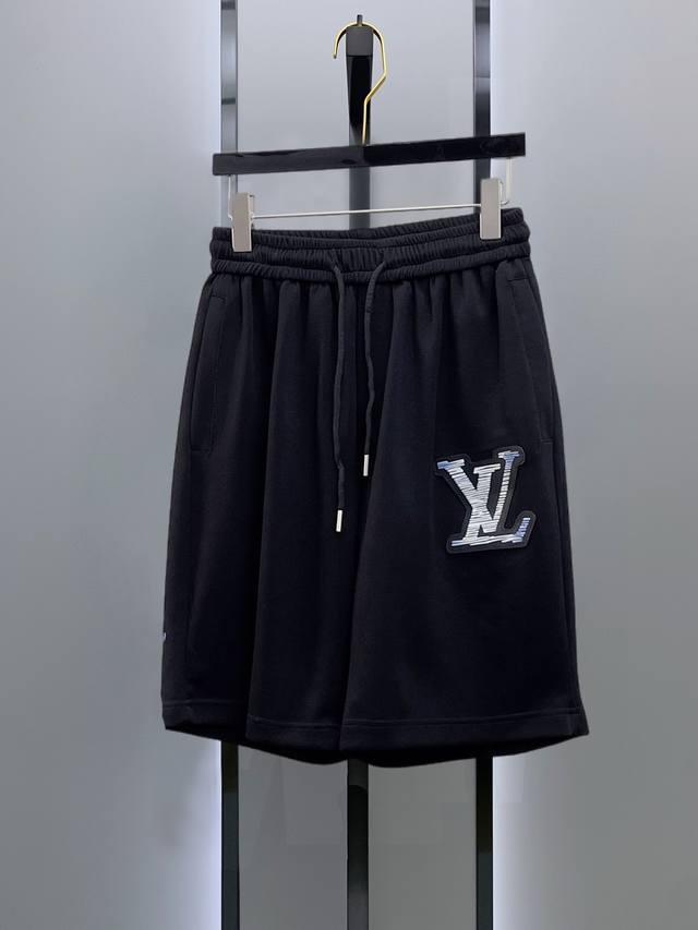 lv 夏季 Logo针织运动休闲短裤 Os版型裁剪打造了极其浓郁的复古格调及运动气息.潮男靓女的搭配神器 客供级别锦纶混纺棉面料,精织制作而成,手感及质感的细腻