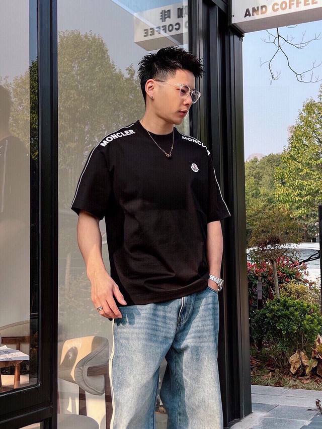 蒙口 2025春夏新款首发专柜最新款短袖圆领T恤 高端订制 设计前卫时尚！品牌Logo重工艺设计 高端定制丝光云朵棉面料.手感柔软.穿着舒适.专柜级别精致车线.