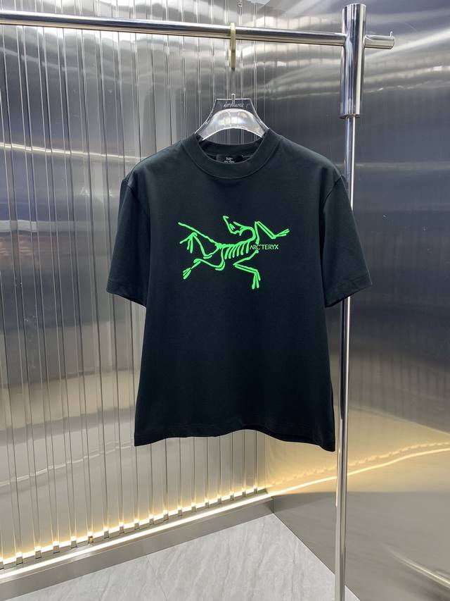 始祖鸟 2025春夏新品短袖 时尚经典圆领短袖 时尚单品设计，更加时尚舒适，高标准定制，上身非常有型，胸前品牌经典Logo 图案 客供辅料，客供进口高档面料 质