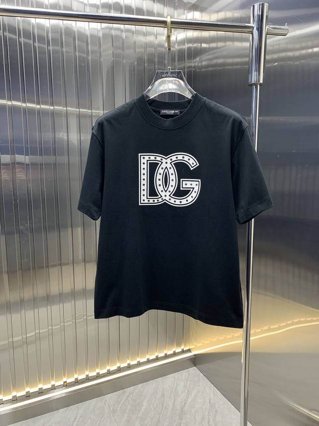 dg杜嘉班纳 2025春夏新品短袖 时尚经典圆领短袖 时尚单品设计，更加时尚舒适，高标准定制，上身非常有型，胸前品牌经典Logo 图案 客供辅料，客供进口高档面
