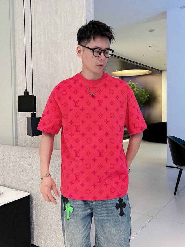 新品 渠道精品.限量发售:2025春夏V登 立体植绒标识徽章短袖T恤 简约的时尚元素设计凸显精简,隶属今夏高颜值单品. 客供优质棉面料,手感顺滑细腻,着身的透气