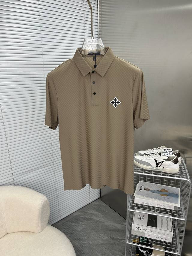 lv路易威登 2025春夏新款男士翻领Polo衫短袖系列出货 简洁时尚百搭 高端品质 定制进口高定面料 穿着舒适 透气 档次高很有质感 简单大方得体 时尚不失个