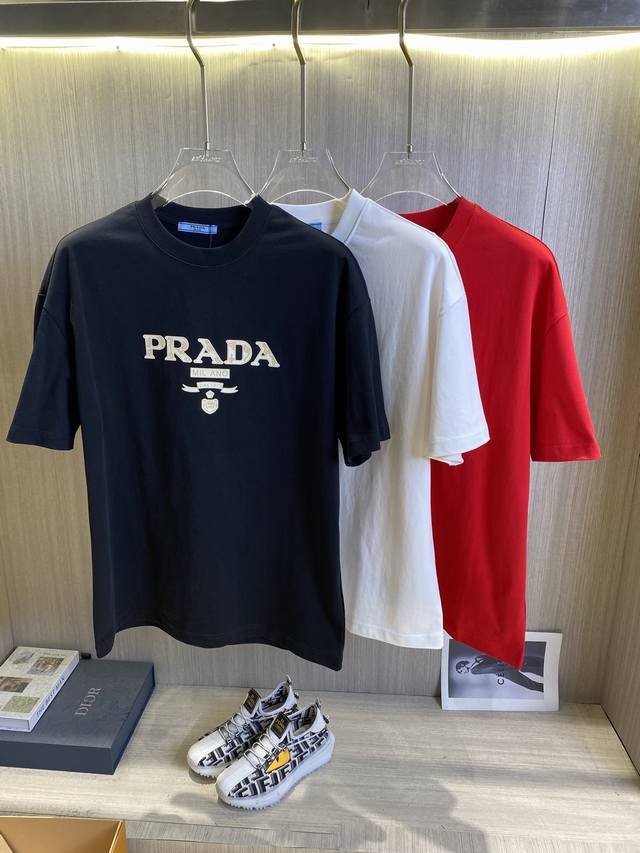 调价 Prada普拉达 2025春夏新款高克重重磅圆领短袖出货啦！！ 春夏出门必备款 定制高克重纯棉面料 搭配当下流行重工工艺 做工走线精细 面料上身舒适 三标