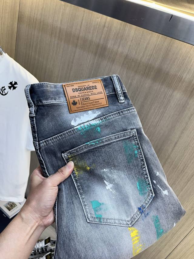 dsq第二次方 2025新品男士牛仔裤 面料舒适弹性好。独家发售 时尚优雅 重工艺设计。采用原色酵母水洗工艺 精选进口重磅丹宁牛仔面料 配定制五金装饰 真皮皮牌