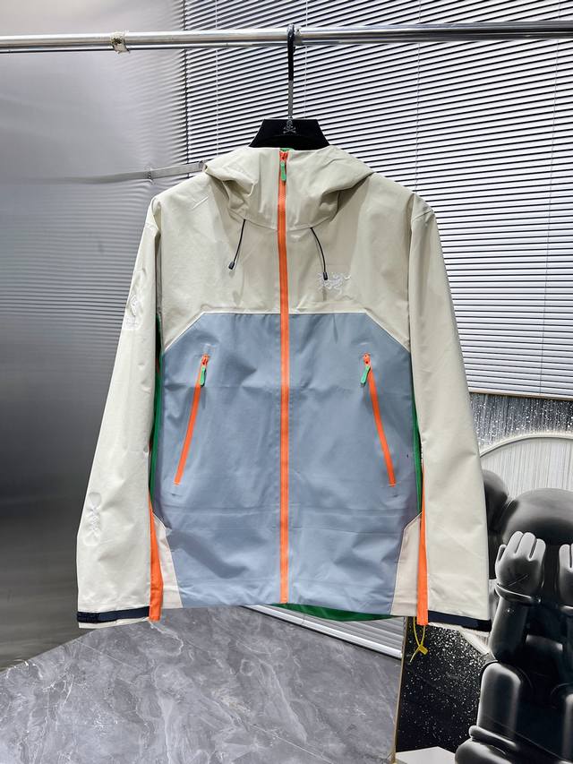 arcteryx 始祖鸟X松赞2.0联名款 冲锋衣 南迦巴瓦 系列 Beta Lightweight Jacket 硬壳Ss24透气冲锋衣 配色活力，尽显年轻锋