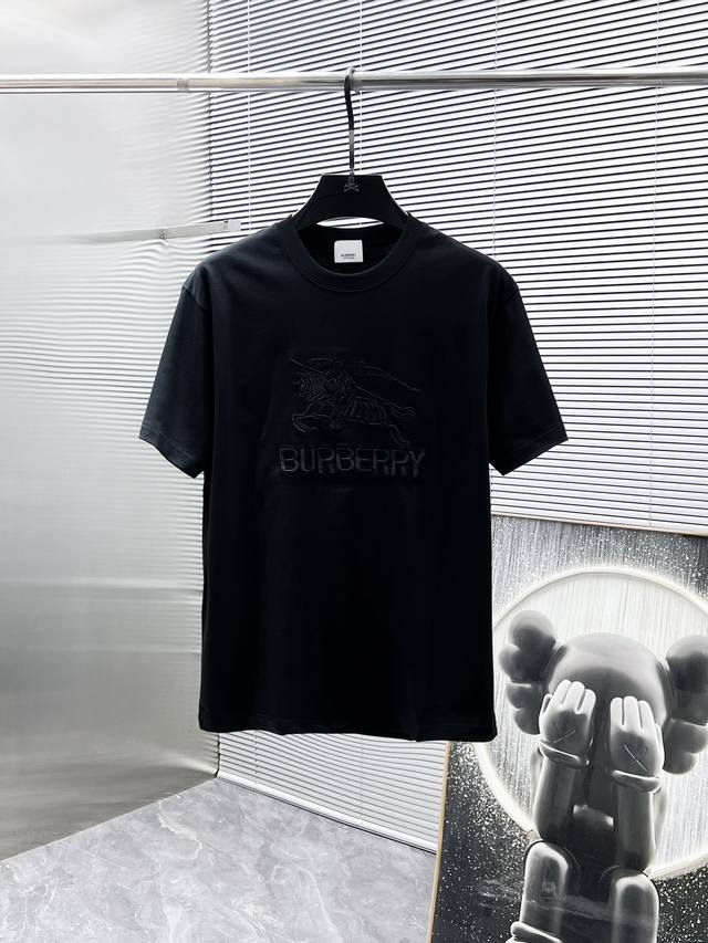 巴宝莉 Burberry 2025新款 圆领 短袖 T恤 ，高端版本！专柜定制面料 透气舒适度高，细节无可挑剔，品牌元素设计理念，体现高品质。手感细腻柔软！呈现