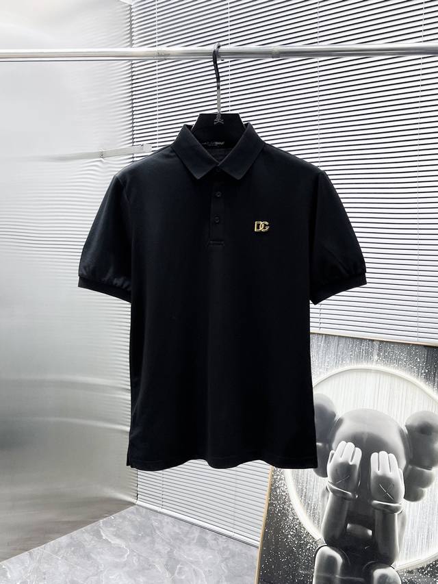 杜嘉班纳 Dg 2025Ss夏季新款 翻领短袖T恤 Polo衫，高端版本！专柜定制面料 透气舒适度高，细节无可挑剔，品牌元素设计理念，体现高品质。手感细腻柔软！