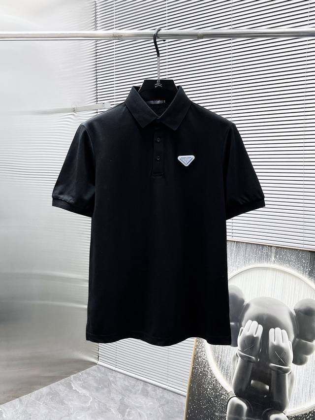 普拉达 Prada 2025Ss夏季新款 翻领短袖T恤 Polo衫，高端版本！专柜定制面料 透气舒适度高，细节无可挑剔，品牌元素设计理念，体现高品质。手感细腻柔