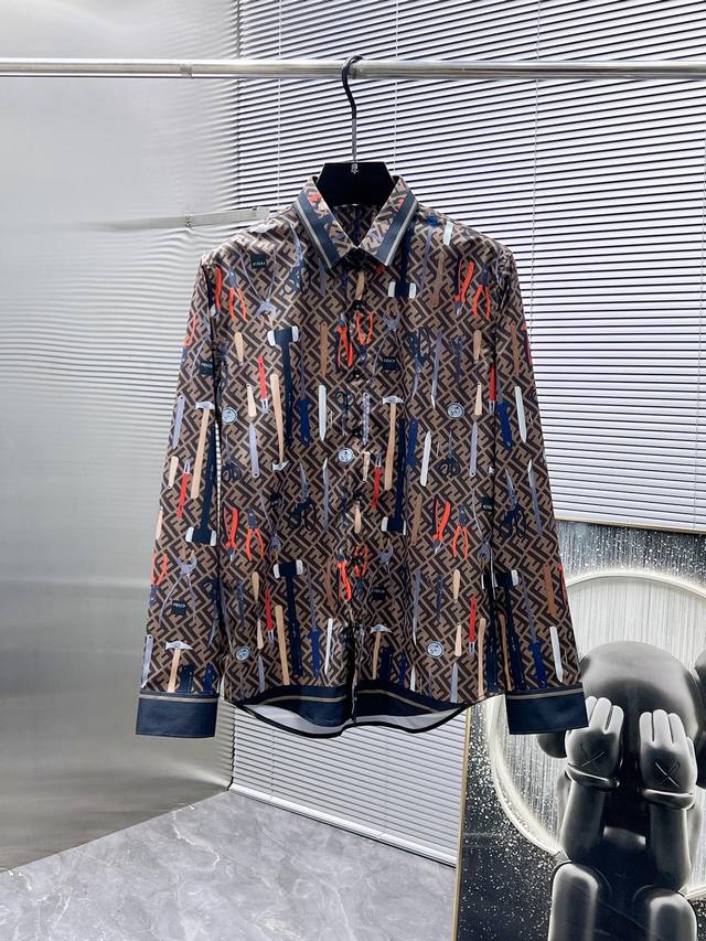 芬迪 Fendi 2025Ss新款长袖 衬衫 衬衣，高端版本！专柜定制面料 透气舒适度高，细节无可挑剔，品牌元素设计理念，体现高品质。手感细腻柔软！呈现休闲裁剪