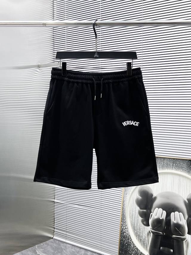 范思哲 Versace 2025夏季新款 短裤 休闲裤，高端版本！专柜定制面料 透气舒适度高，细节无可挑剔，品牌元素设计理念，体现高品质。手感细腻柔软！呈现休闲