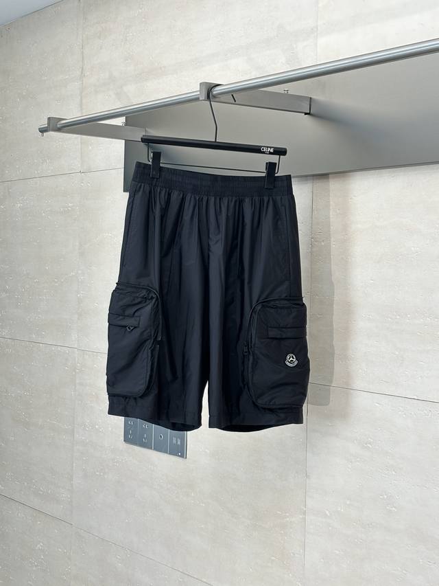 moncler* 蒙口25新款三方联名可 可收纳 尼龙短裤 选用100%定制锦纶尼龙面料制成，通过高密度经纬编织技术打造抗撕裂表面，单层克重精准控制在150G