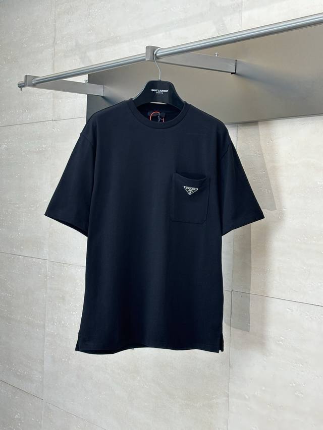 prada* 普拉达 25Ss口袋三角标短袖T恤 定制丝韵柔滑棉平纹绸 透气清爽 舒适贴肤 标志性Prada三角标点缀胸前 彰显品牌魅力 加以口袋设计巧妙融合