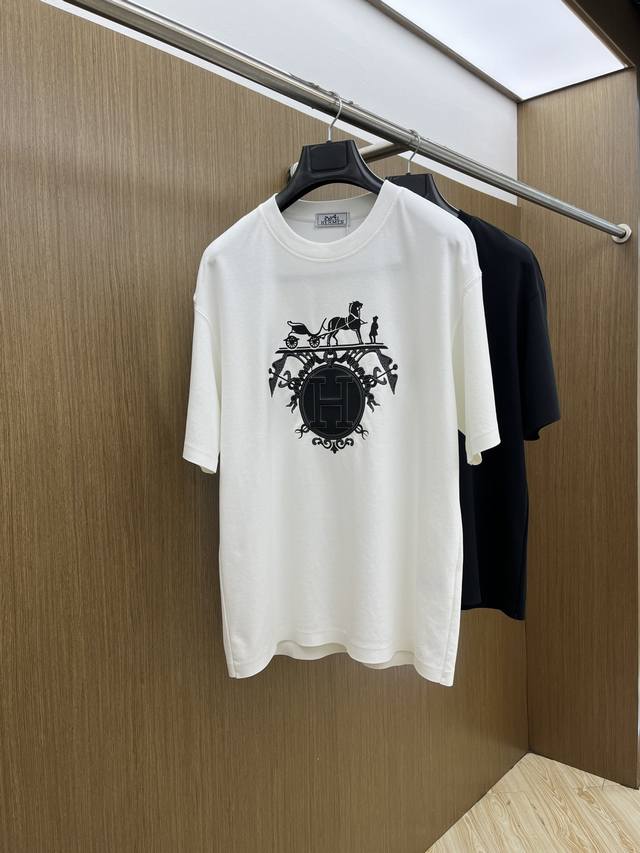 新品 Her 专柜新款高定面料 250克纯棉 2025蛇年春夏专柜新品短袖时尚经典圆领短袖袖口下摆采用无痕设计 时尚单品设计，更加时尚舒适，高标准定制，上身非常