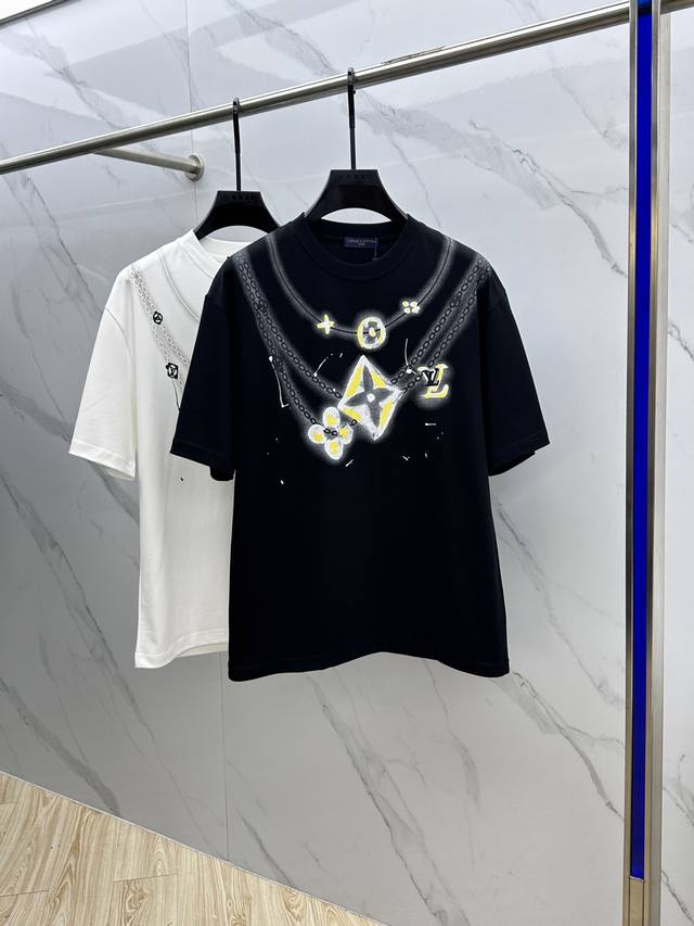 lv*路易威登 2025Fw春夏新品圆领微阔打底外穿T恤，立体Logo印花，手感面糯有骨感，柔而有韧性。工艺处理，韧性和抗皱性能得到大幅度提高。剪裁很到位，辨识