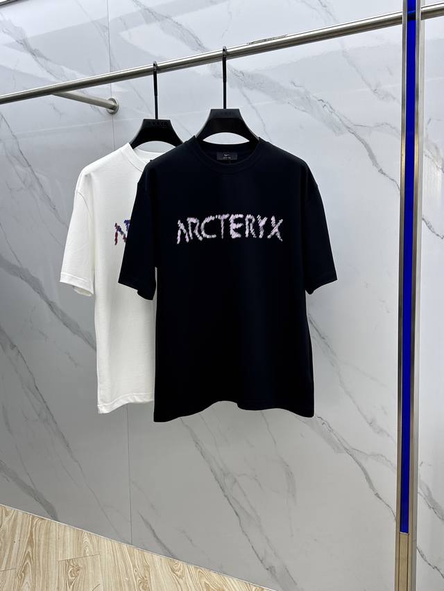 arc*始祖鸟 2025Fw春夏新品圆领微阔打底外穿T恤，立体Logo印花，手感面糯有骨感，柔而有韧性。工艺处理，韧性和抗皱性能得到大幅度提高。剪裁很到位，辨识