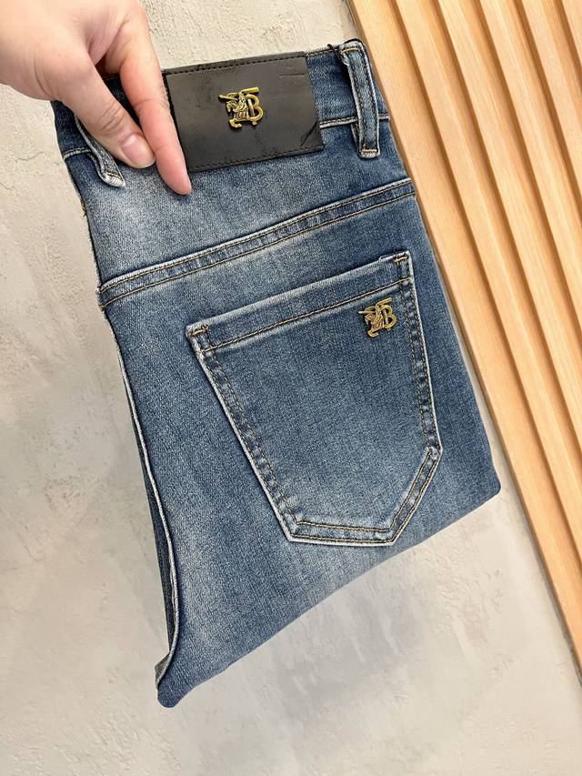 巴宝莉 新款上市现货2025新款现货上市，原单爆款牛仔裤超级定制款，原版五金，超级重工工艺，版型超赞细节做工无可挑剔！款式不挑人，特别高档，好货不等人，看中赶紧