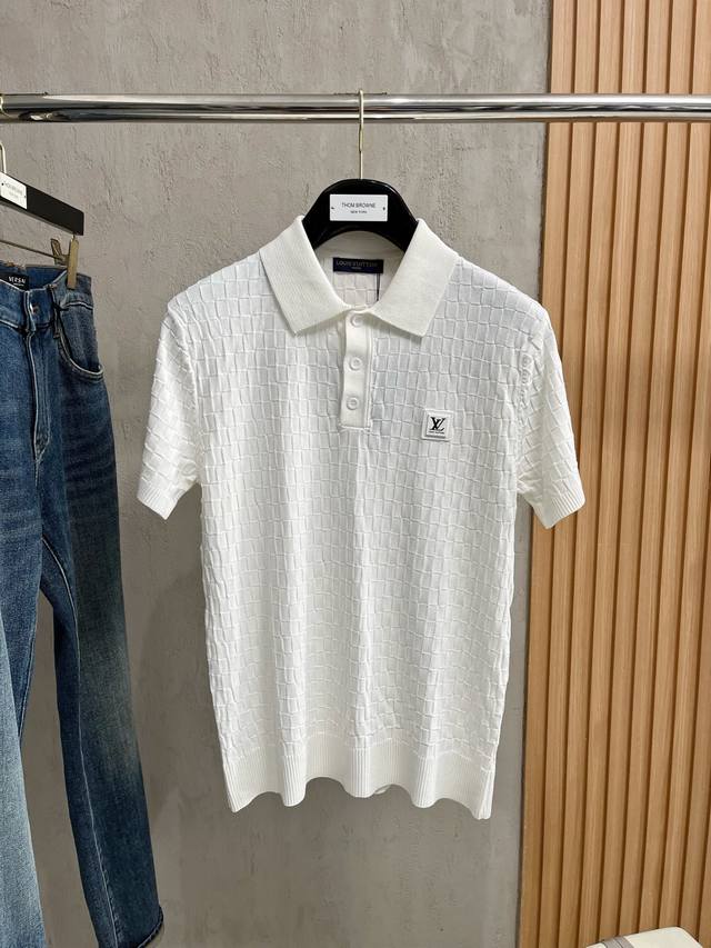 lv 2025新款休闲针织短袖翻领Polo ，都市时尚简单休闲版型，原汁原味的代工厂P定制渠道，让你过目不忘的基础款，不挑年龄身材，上身轻松驾驭，一款简洁百搭显