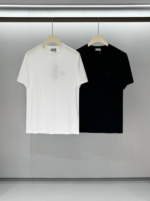 合照细节 2025夏季圆领短袖 经典Logo标识精致升级，原版面料 官方同款 短袖T恤 定制同缸染面料 手感非常舒服 春夏砖柜同步 时尚又个性 超级百搭好看 男