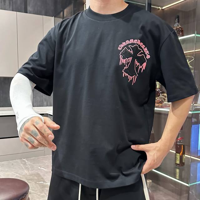 ch* 頂級貨品2025春夏新款首發專櫃最新款短袖圓領T恤 高端訂制 設計前衛時尚！品牌Logo重工藝設計 高端定制260克面料.手感柔軟.穿著舒適.專櫃級別精