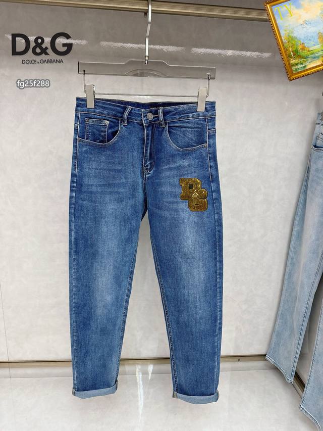 d&G 专柜最新同款牛仔裤 面料版型做工绝绝子 好穿不挑身材在搭配上没有太多的限制 随意简洁的衬托其他单品，来展现自己的风格姿态～ 可以百搭任何风格的单品，搭配