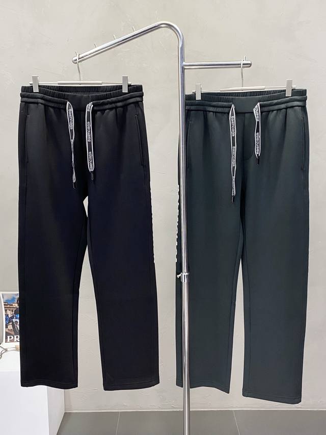 balenciga巴黎世家独家专供新款休闲裤 高端版本！专柜定制面料 透气舒适度高，细节无可挑剔，品牌元素设计理念，体现高品质。手感细腻柔软！呈现休闲裁剪，上身