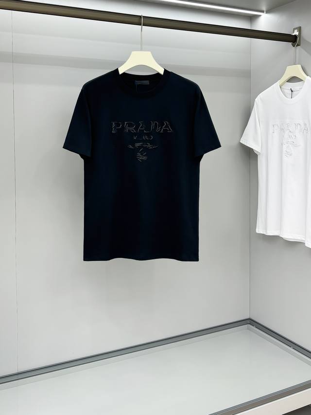 pra25Ss春夏新款平纹针织棉布圆领短Tee，男女同款残缺刺绣标识休闲短袖T恤衫！贸易公司渠道稀出，领先官网发售！P家新款纯色T恤，从面料到设计，无不透露出独