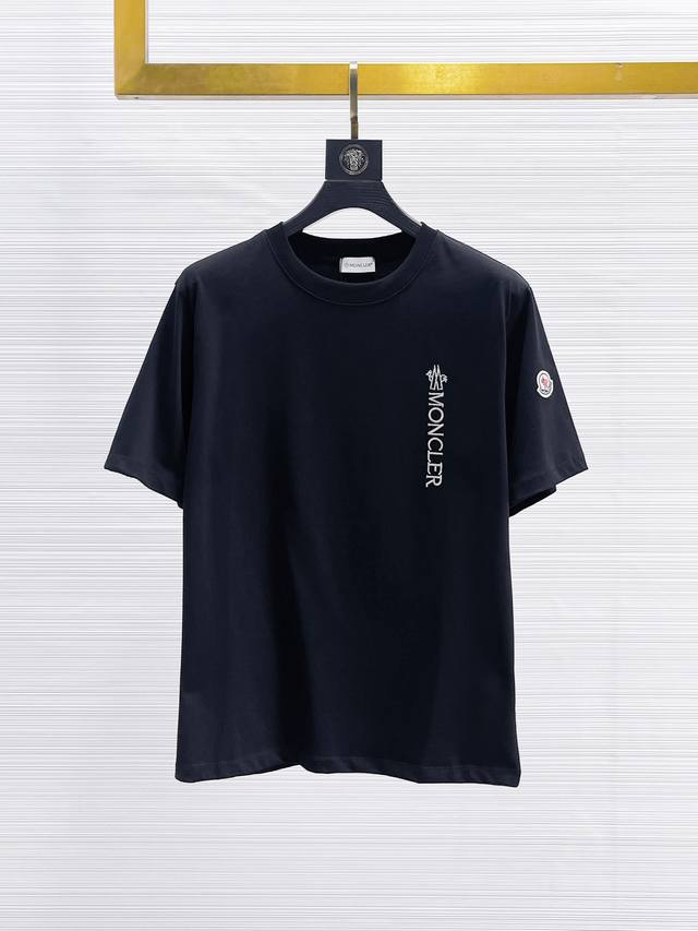 蒙口 三标齐全。 2025夏季新款最新品短袖，专柜同步有售，原单狠货，时尚进口原版科技面料，上身舒适透气，原版定制五金辅料，上身帅气有型，三标齐全，推荐款，档次