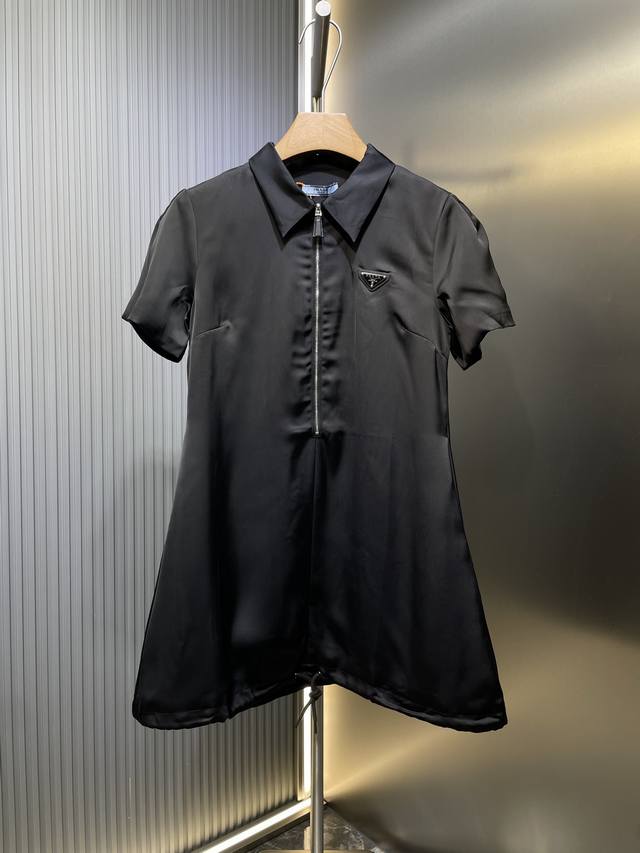 prada 顶级原单 翻领短袖拉链宽松连衣裙 经典三角标装饰 版型设计巨好看的一件 甜酷风和优雅赫本风的碰撞 今年最新尼龙系列 日常活动都可以轻松驾驭 Size