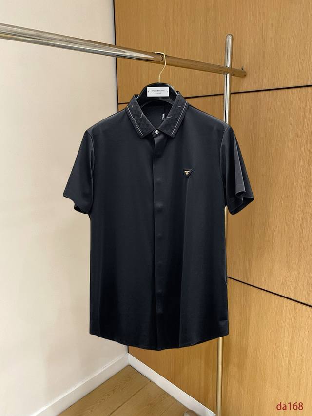 普拉达 高端商务 白领 单位人士必入单品！ 无痕压胶冰丝休闲商务短袖衬衫，科技面料，冰丝无痕，体感非常棒，手感顺滑质感很棒！弹性好，无任何束缚感，面料自带透气网