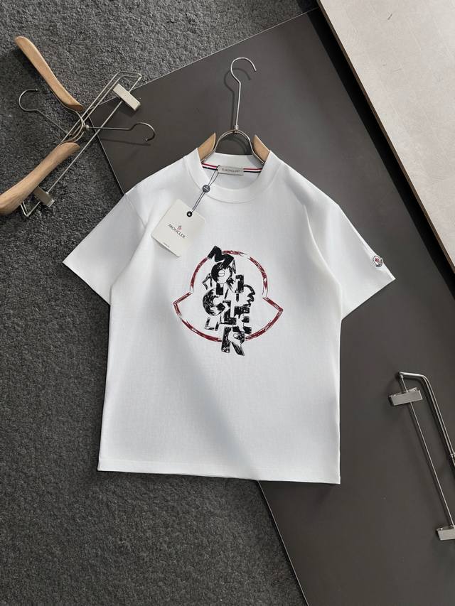 mon 2025Ss春夏最新款圆领时尚短袖T恤，官网同步，专柜纯棉面料！贴肤舒适，耐看又好穿，经典简约Logo设计，原厂工艺一丝不苟，型男必备单品 码数M-3X
