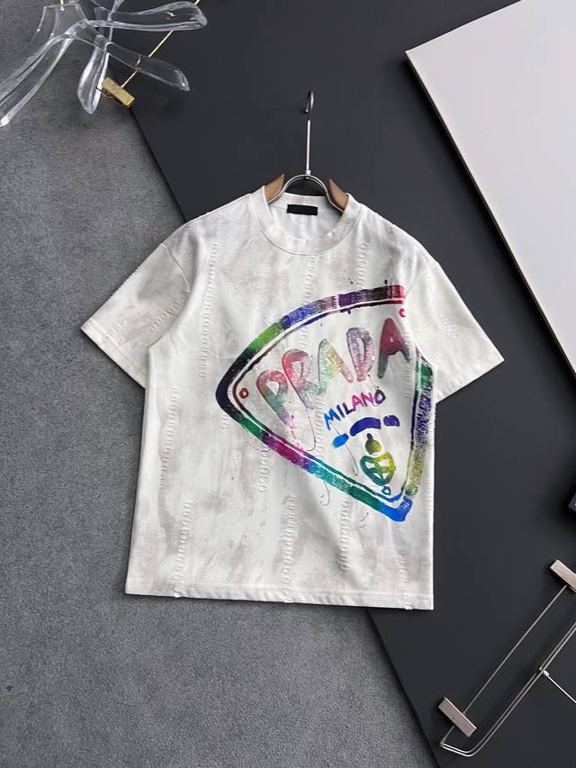 2025独家 新品！Prad*爆款 爆款现货春夏短袖，简约基础衣橱神器， 休闲百搭必备款 做工走线质感一流，两色推荐 微宽松版型 码数M-3Xl