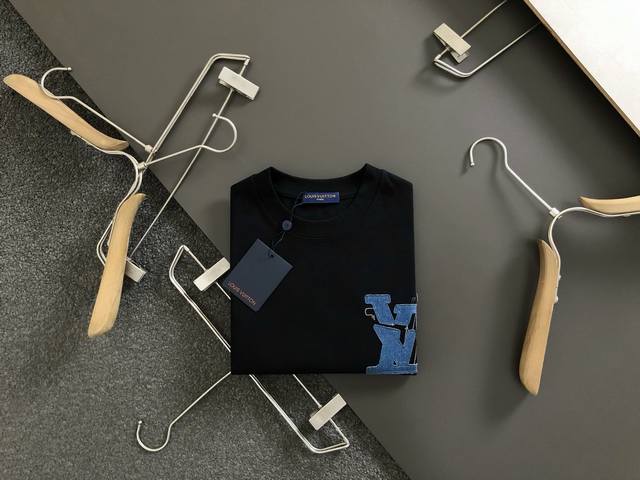 l牌*合身版型M-Xxxl 25春夏顶级贴布绣经典短袖，精致工艺专柜面料，顶级元素融合打造，经典短袖3标齐全，潮男时尚，无论是上身舒适度还是都是无可比拟的存在，