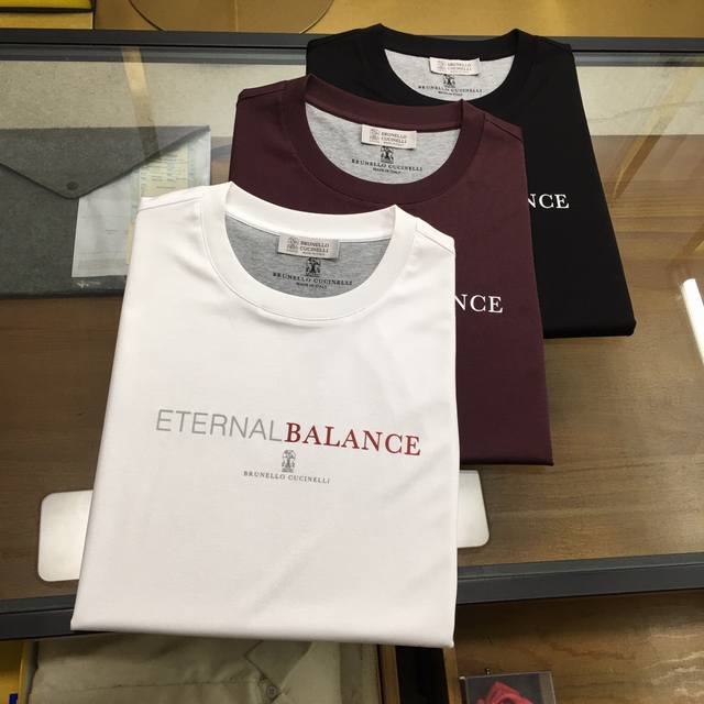 专柜新品 Bc 2025专柜新品强烈推荐！专柜经典款 精美Logo标志圆领短袖T恤 经典百搭款 简约标志的设计 合体的版型 领口微微贴合颈部 上身挺拔而更具时尚