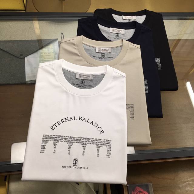 专柜新品 Bc 2025专柜新品强烈推荐！专柜经典款 精美Logo标志圆领短袖T恤 经典百搭款 简约标志刺绣的设计 合体的版型 领口微微贴合颈部 上身挺拔而更具