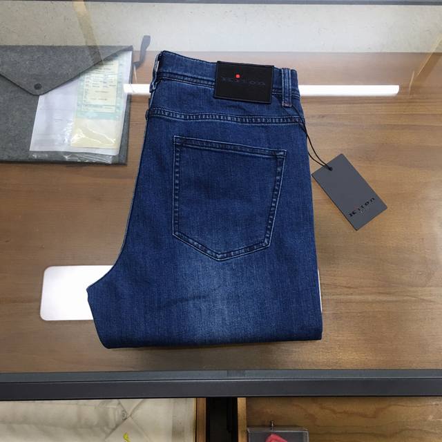 新品 Kiton 25季新款新款男士牛仔裤 贸易级别的代工品,数量极其稀少.精良精细的制作工艺程度已经达到极致效果.经典绝伦的款式,原色棉料,经典的平织斜纹牛仔