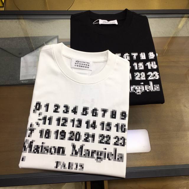 新品 马吉... Xs-Xl下单报身高体重 25春夏季新款短袖圆领T恤衫 材质讲究整体的设计颇具时尚感 今天推荐他家百搭经典款 胸前品牌Logo设计 采用印花设