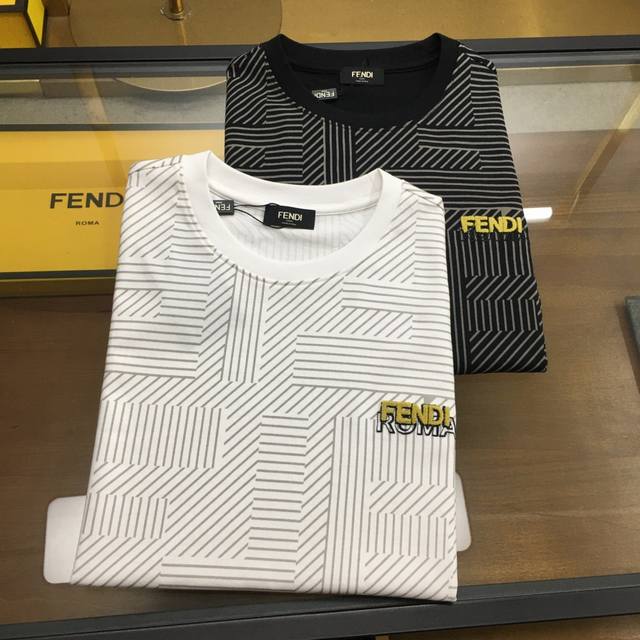 专柜款 Fend... 2025新款潮牌短袖T恤 S-2Xl 微阔 意大利时尚界的宠儿！ 男士短袖！材质用料讲究的同时 整体的设计颇具时尚感 今天推荐他家百搭经