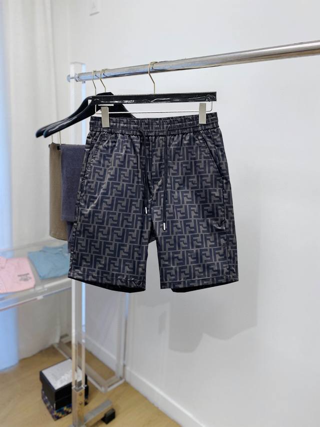 芬迪 2025夏季新款男士休闲短裤，高级定制面料透气面料 透气弹力舒适度极高，细节无可挑剔，顶级辅料配备，原版Logo设计理念，手感细腻柔软！上身版型超赞！尺码