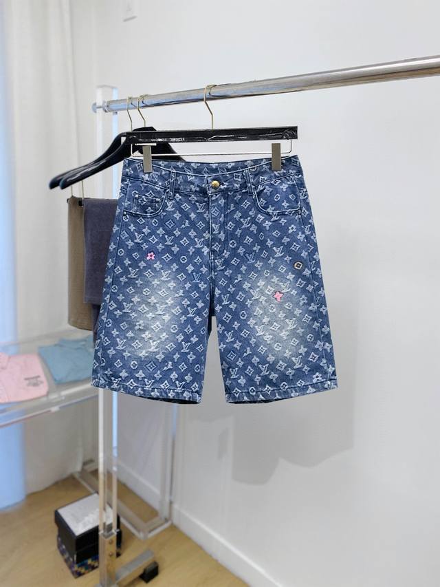 lv 2025夏季新款男士牛仔短裤，重工艺高级定制面料透气面料 透气弹力舒适度极高，细节无可挑剔，顶级辅料配备，原版Logo设计理念，手感细腻柔软！上身版型超赞