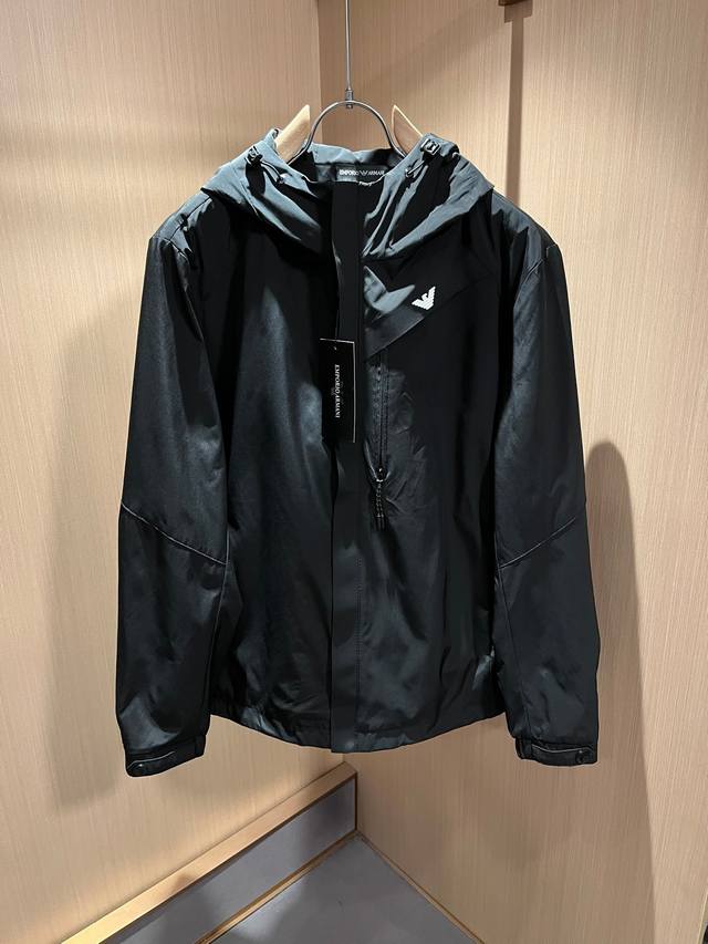 阿玛尼 2025早春最新品，专柜同步有售，原单狠货，时尚休闲夹克外套，上身舒适！吸睛而有亮点，采用进口原版面料，顶级刺绣工艺字母图案Logo，原版五金辅料装饰，