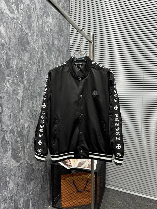 新品发售棒球服 ，可商务可休闲日常穿搭！上身修饰身形、将时装美学和新都市商务休闲概念完美融合，通体将意式的极简、干练和户外功能性风格极致诠释，亦庄亦谐，塑造出别