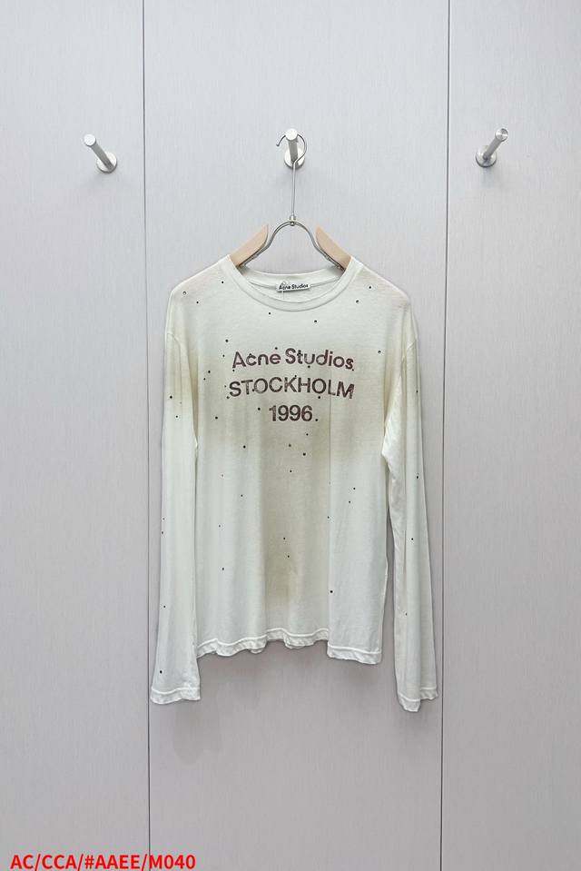m040 Acacne Studios.25Ss做旧长袖T 我们精心打造的订染亚麻棉竹节面料，融合了亚麻与棉的天然优势，呈现出独特的雪花麻质感。亚麻纤维的挺括与