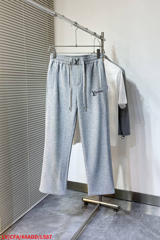 l987 Lv路易威登 2025春夏新款松紧腰休闲裤！前后标识Logo图案刺绣修饰！采用双压线缝制，劈裂度达到最高级别，定制纯棉面料光滑柔顺 垂顺感极佳人体穿上