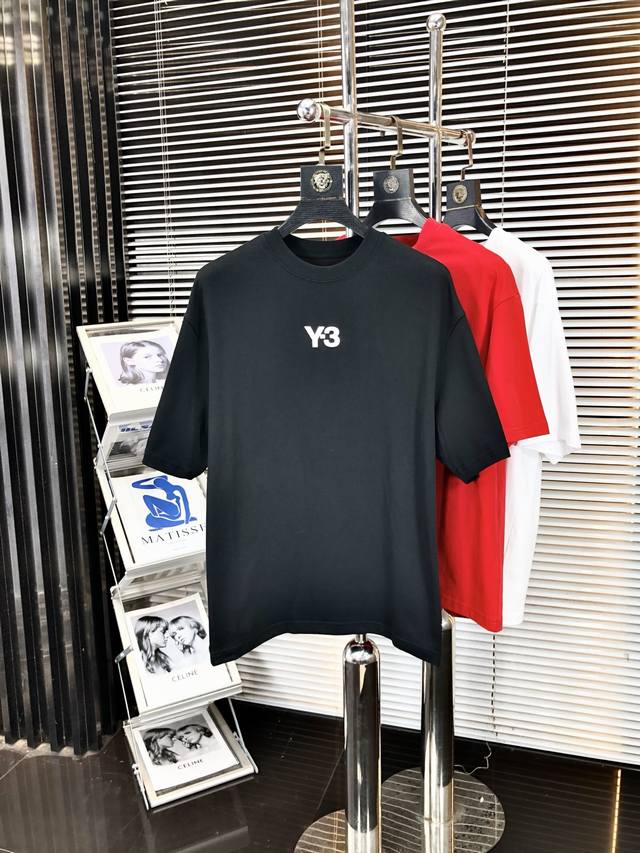 y-3 山本2025Ss官网同步春夏新款短袖微阔版型，帅气时尚 潮流休闲 穿搭必备单品！舒适透气的面料 不仅舒服还保持版型的挺括。经典Logo，时尚大气！码数M
