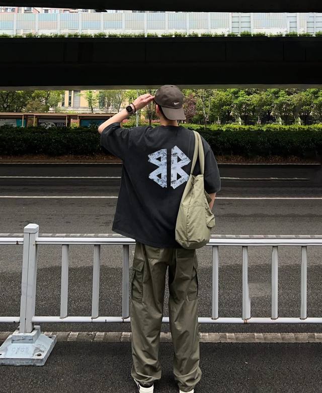 balenciag*巴黎25S新款圆领T恤.重水洗潮牌T恤！男女同款～不同工艺呈现不一样的视觉感受，立体烫画图形设计.品牌字母层叠设计.层层有玄机.非常帅的轮廓