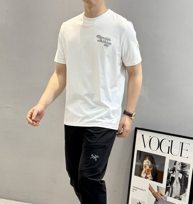 moncl 蒙*25S新款圆领T恤.代工出品！！此款打底衫以基础的版型为框架.胸口采用品牌字母刺绣工艺，细节为整体搭配起到至关重要的作用，袖口经典小帽子绣花造型