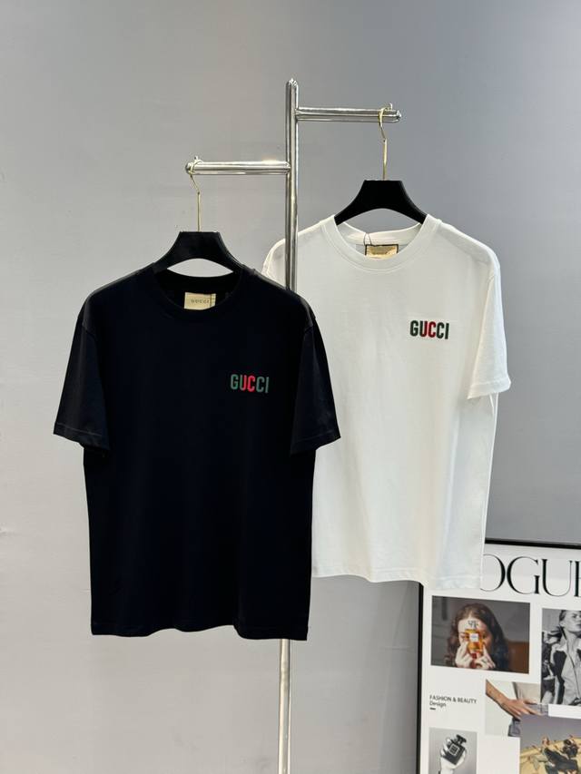 gucci古齐25S春夏新品T恤.男女同款！T恤前幅元素Gucci立体绣花.领口采用双针走线，还原度极高！年青活力又休闲.后背经典Gucci红绿条烫画.三标齐！