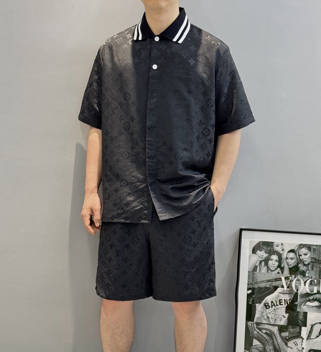 上衣 裤子 驴牌*25S波纹提花桑蚕丝套装.翻领短裤.桑蚕丝面料制成，其天然的亲和性与人体肌肤完美契合。纤维内部布满微气孔，形成天然的温控系统，使其具有良好的透