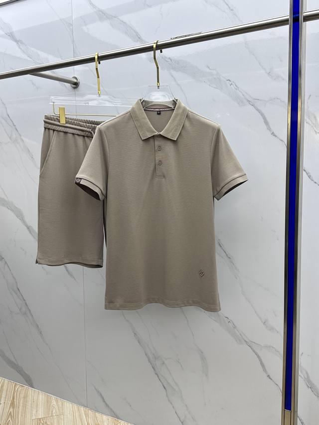 l P2540春夏新款男士翻领Polo衫短袖T恤短裤套装 柜台同步发售 简洁时尚百搭 高端品质 Logo巧妙设计 袖口螺纹收边 定制进口双股丝光珠地棉面料 穿着