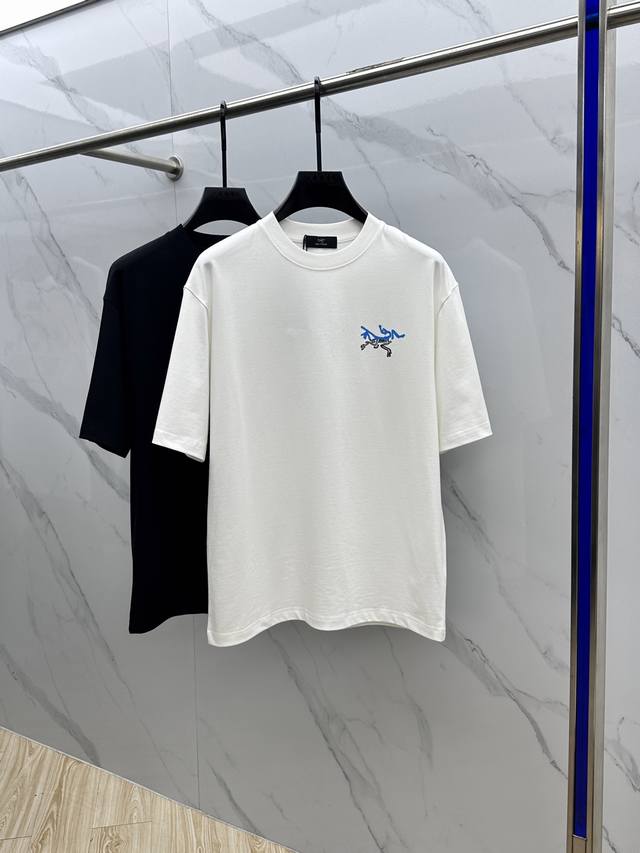 arc*始祖鸟 2025Fw春夏新品圆领打底外穿T恤，立体感Logo微廓形半袖纯棉打底，手感面糯有骨感，柔而有韧性。工艺处理，韧性和抗皱性能得到大幅度提高。微廓